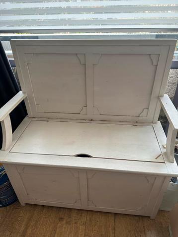 Handgemaakt wit gebeitst houten klepbankje met opbergruimte