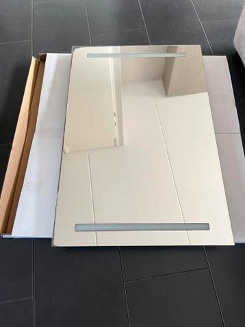 Badkamerspiegel met verlichting.