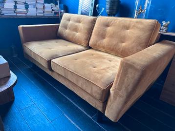 Comfortabele 2-zitsbank in okergeel velours