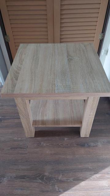 Leuk klein salontafeltje 50x50x45 cm met tussenplankje