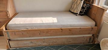 Houten eenpersoons bed.