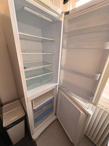 Kapotte koelkast met vriezer - gratis afhalen