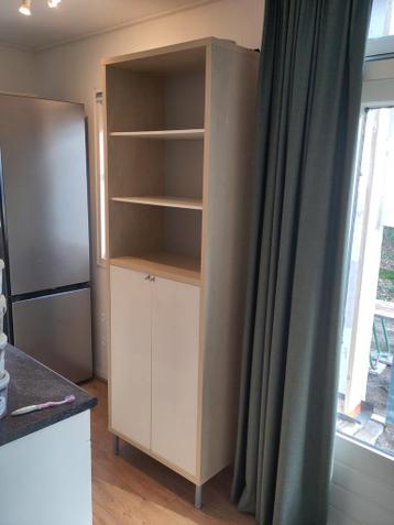 Praktische kast met open vakken en deuren