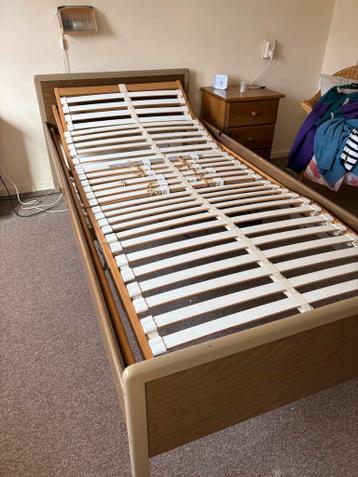 2x Eenpersoons Seniorenbedden, waarvan 1 elektrisch verstelb