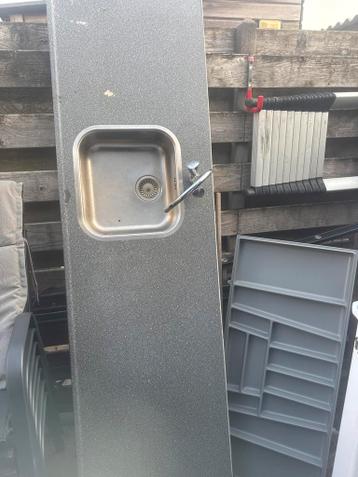 Gratis keukenblad met wasbak en bestekindeling