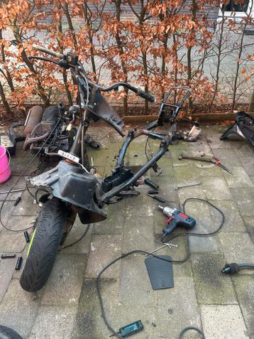 Gratis Peugeot Speedfight 2 snor frame met WOK-melding