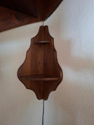 Gratis donker eiken hoekschapje.