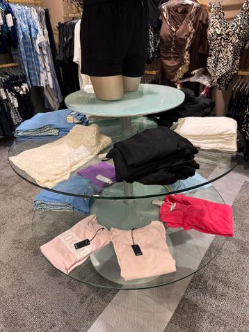 Gratis af te halen: Ronde glazen tafel (120cm doorsnede)