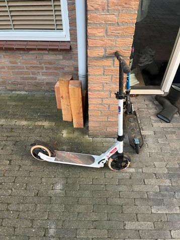 2 gebruikte steps met plakkerige handvatten