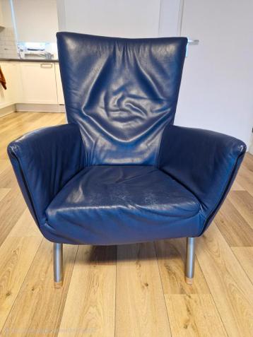 Leren design stoel. Blauw leer.