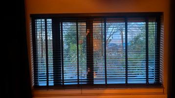 Gratis zwarte  houten jaloezieën 5cm - 110cm en 130cm breed