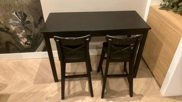 Kindertafel en  kinderstoelen van hout en zwart geschilderd.