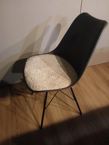 Gratis 6 nette stoelen met teddy stof kussens zand/beige