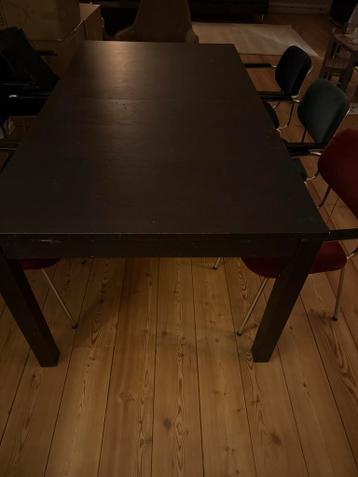 Stevige zwarte eettafel - Ruim en functioneel