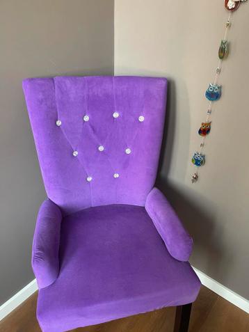 Paarse stoel met kristallen knopen