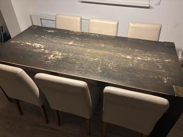 Stevige houten eetkamertafel met 6 leren stoelen