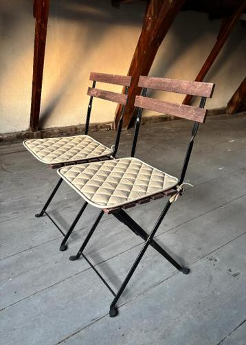 2 folding chairs