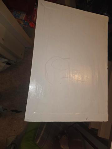 Stevig wit kastje met lichte gebruikssporen