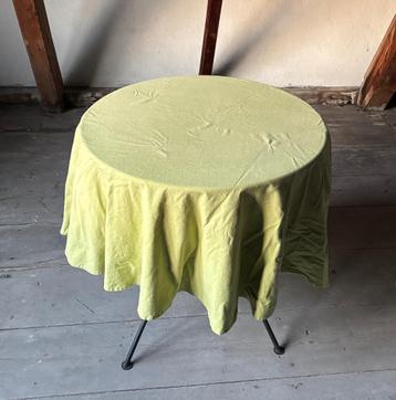Round folding table with 3 tablecloths