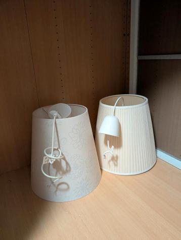 Twee lampenkappen, beige met bloemen en plissé