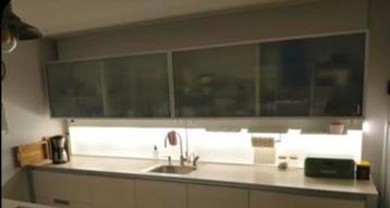 2 dubbele bovenkasten, melkglas schuifdeuren + spotjes