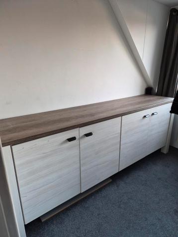 Lage kast met 3 deuren en planken - Wit/Houtlook