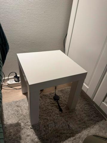 Gratis af te halen: 2x Wit bijzettafeltje