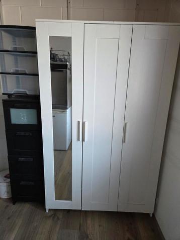 Witte kledingkast met spiegel en zwarte ladekast