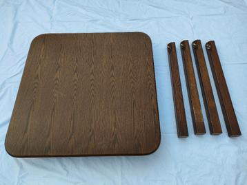 Houten vierkante tafel met ronde hoeken