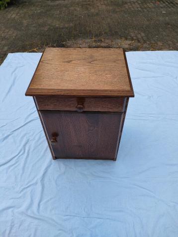 Klein houten kastje met laatje