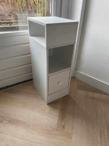 Wit nachtkastje met lade en open vak in nieuwstaat