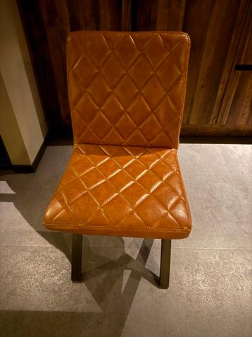 Gratis af te halen: Champagnekleurige stoel (incl. poef)