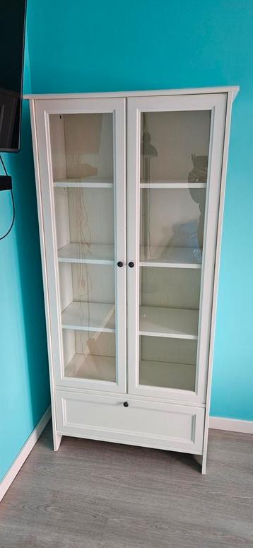 Smadal kast met glazen deuren