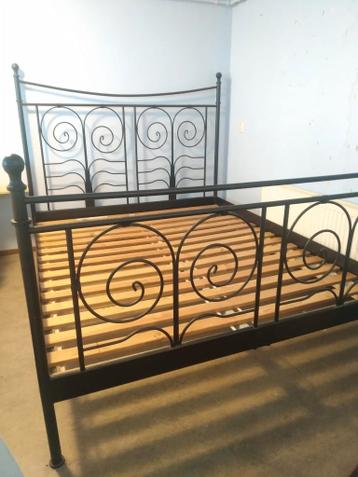 Tweepersoonsbed 207 x 165 cm - Gratis