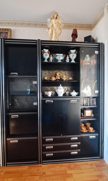 Zwarte kast met bar, lades en vitrine - 1.67 x 2.00m