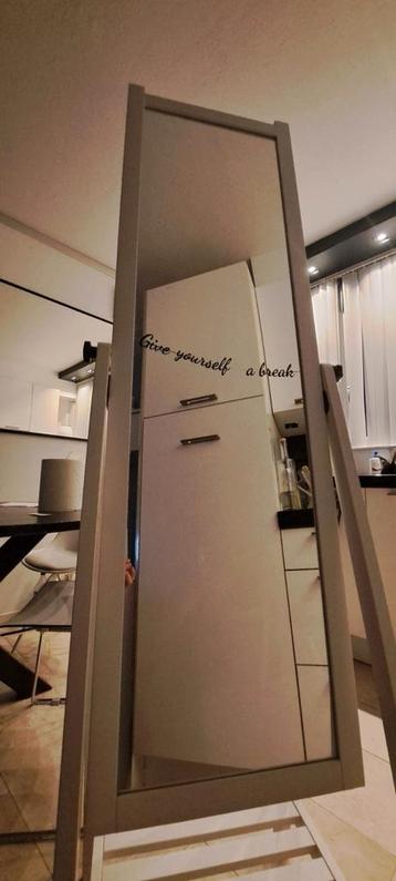 Een grote staande Spiegel met 