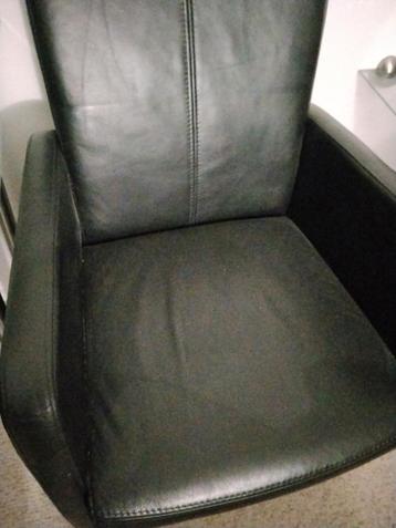 4 leren stoelen gratis mee nemen!