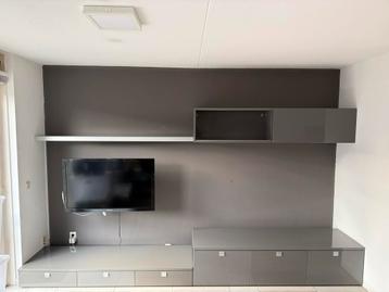 Moderne hoogglans meubels met lades, plancet en wandkast