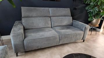 Comfortabele 3-zits bank met hocker. Nog geen 4 jaar oud