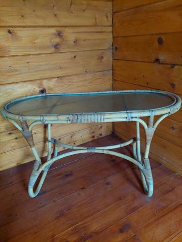 Rotan bijzettafel met glazen blad