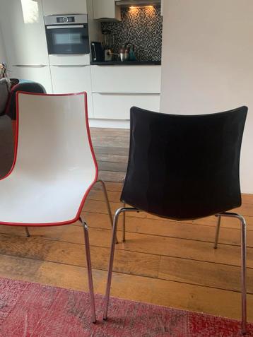 6 Eetkamerstoelen: 3 Rood, 3 Donkergrijs met aluminium poten