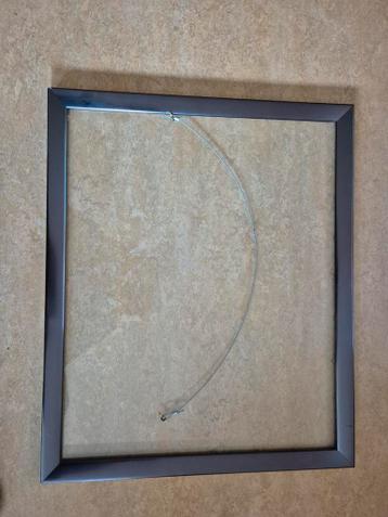 Fotolijst, hout, kleur grijs metaalachtig. 64x53cm.