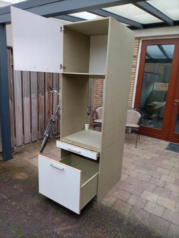 Gratis wasmachinekast 63,5 cm breed, 210 hoog