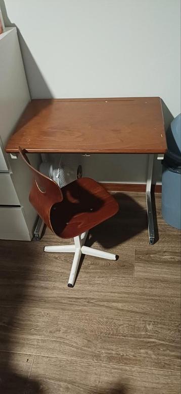 Houten bureau met stoel gratis ophalen met spoed