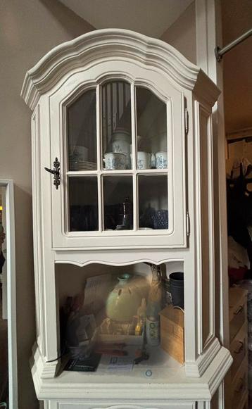 Witte hoekkast met glazen deuren en lade