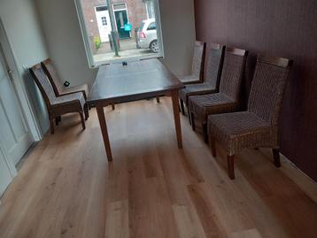 Robuuste eetkamerstoelen van riet en hout
