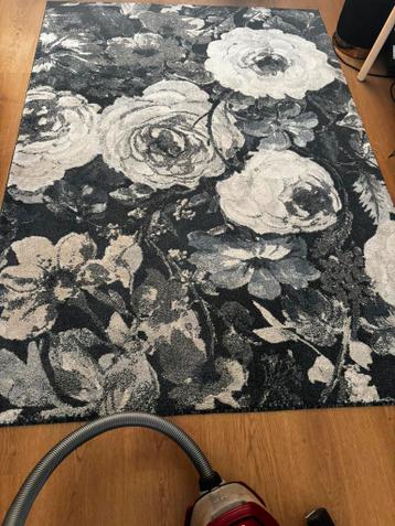 Vloerkleed met bloemen.