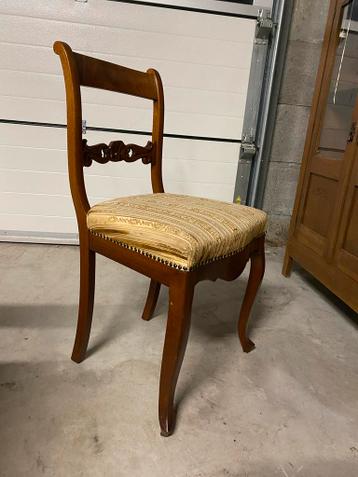 Klassieke houten stoel met gestoffeerde zitting