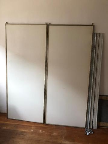 Twee witte Schuifdeuren voor kastenwand met rails