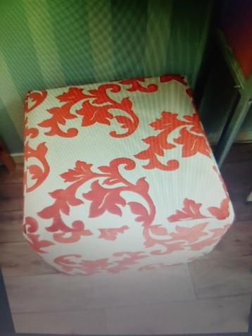 Leuke poef met rood-wit motief